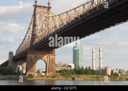 Die Citibank-Gebäude in Long Island City, Queens unter der Queensboro Brücke von Roosevelt Island, New York City sehen Stockfoto