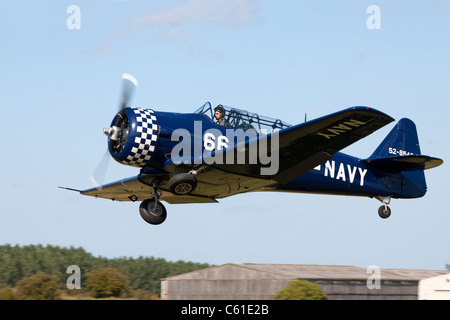 North American T6J Harvard 52-8453 66 NAVY G-BUKY im Flug abheben mit Fahrwerk ausfahren Stockfoto