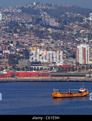 Ozean-Frachter verlassen Hafen von Valparaiso, Chile Stockfoto