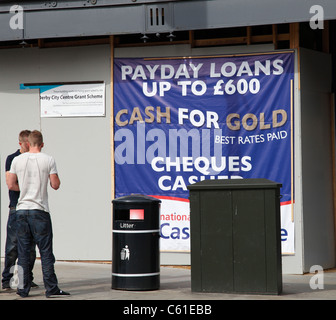 Ein Zeichen für Zahltagdarlehen und Bargeld für Gold in einer Stadt, U.K. Stockfoto