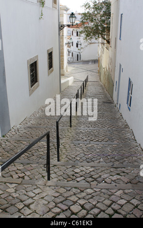 Kopfsteinpflasterstraße in Albufeira, Portugal. Stockfoto