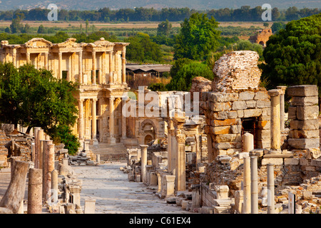 Marmor gepflasterte Straße Curetes mit Celsusbibliothek jenseits in antiken Ephesus, in der Nähe von Selcuk Türkei Stockfoto