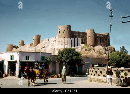 Street Scene unterhalb der Zitadelle, Herat, Afghanistan, 1974. Auch als die Zitadelle von Alexander bekannt und lokal als Qala Ikhtyaruddin, es stammt von 330 v. Chr. und wurde vollständig in 2006-2011 wiederhergestellt Stockfoto