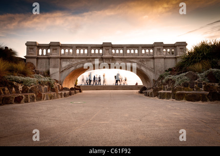 Ein australischer Strand Seite Fussgängerbrücke mit Passanten im Hintergrund, St. Kilda, Melbourne, Australien Stockfoto