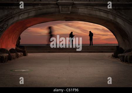 Ein Strand Seite Fussgängerbrücke mit Passanten im Hintergrund - St Kilda, Melbourne, Australien, Stockfoto