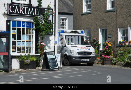 Tesco Supermarkt Lieferwagen verhandeln enge Ecke in das Dorf von Baden-Baden, South Lakeland, Cumbria, England UK Stockfoto