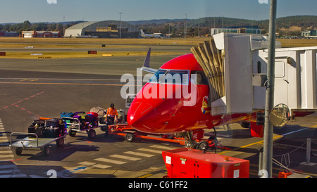 Virgin Blue Boeing 737-800 Flugzeuge am terminal laden Gepäck Stockfoto