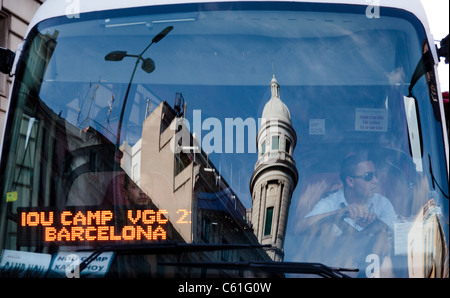 BARCELONA, Spanien - Juli 16:City Transport. Reflexion von Gebäuden in der Windschutzscheibe des Busses.  13. Juli 2011 in Barcelona, Spanien. Stockfoto