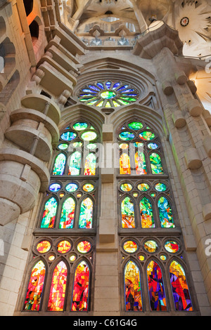 Spanien, Barcelona, Sagrada Familia, Glasfenster Stockfoto