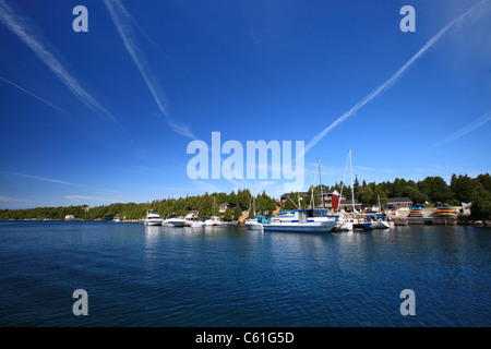 Felsige Küste der großen Wanne Hafen in Tobermory Georgian Bay, Ontario, Kanada 2011 Stockfoto