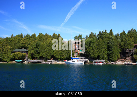 Felsige Küste der großen Wanne Hafen in Tobermory Georgian Bay, Ontario, Kanada 2011 Stockfoto