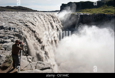 Fotografen unter Bild der größte Wasserfall Europas - Dettifoss aus der Nähe, Island Stockfoto