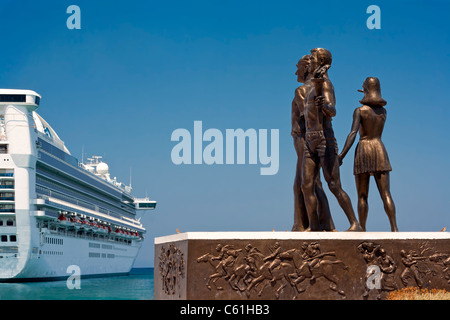 Star Princess cruise Schiff festgemacht in Kusadasi Türkei, mit Statue von Atatürk in schehens Stockfoto