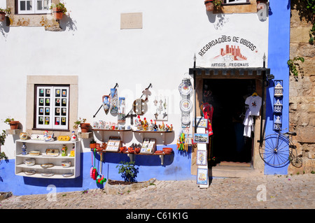 Ladenfront in der mittelalterlichen Stadt Obidos etwa 50 Meilen nördlich von Lissabon, Portugal Stockfoto