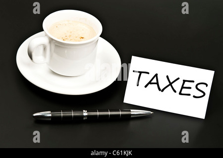 Steuern-Meldung auf Schreibtisch mit Kaffee Stockfoto