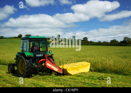 Landwirtschaft in Großbritannien Irland sammeln der Ernte Schneiden der Hafer auf einem Traktor Stockfoto