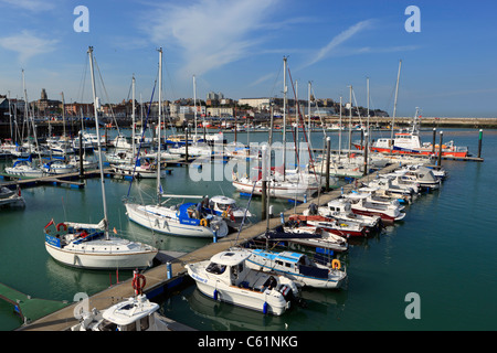 Blick über Ramsgate Marina und Hafen Stockfoto