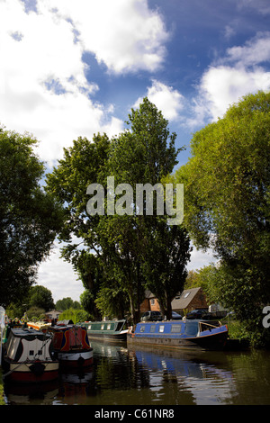 Narrowboats vor Anker auf dem Trent und Mersey Kanal an Burton-On-Trent, Staffordshire, England, UK, GB, Great, Großbritannien, British, Stockfoto