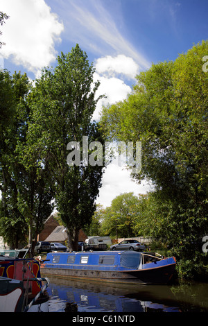 Narrowboats vor Anker auf dem Trent und Mersey Kanal an Burton-On-Trent, Staffordshire, England, UK, GB, Great, Großbritannien, British, Stockfoto