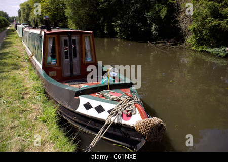 Narrowboat festgemacht an der Trent und Mersey Kanal an Burton-On-Trent, Staffordshire, England, UK, GB, groß, Großbritannien, Brite/Britin Stockfoto