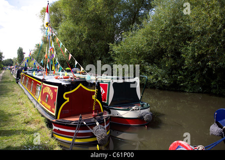 Narrowboat Palisander festgemacht an der Trent und Mersey Kanal während des 2011 im Inland Waterways Festivals bei Burton On Trent, Mitarbeiter Stockfoto