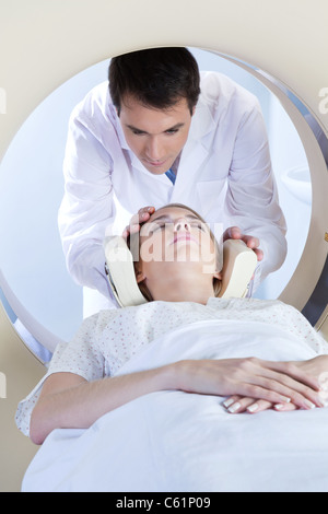 Arzt, die Vorbereitung des Patienten für die MRI-Scan-test Stockfoto