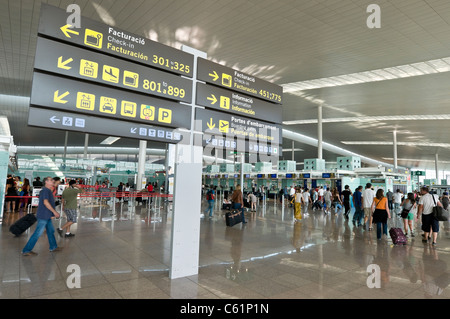 Check-in-Bereich am Terminal 1, Flughafen El Prat, Barcelona, Spanien Stockfoto
