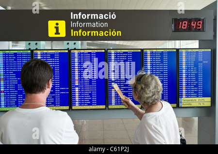 Flugtafel Abflug am Terminal 1, Barcelona-El Prat Flughafen, Spanien Stockfoto