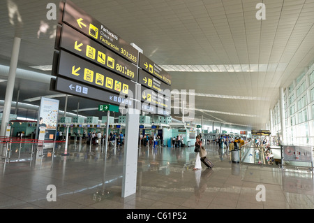 Check-in-Bereich am Terminal 1, Flughafen El Prat, Barcelona, Spanien Stockfoto