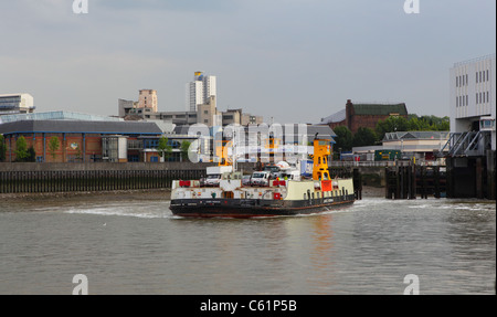 Woolwich Fähre über den Fluss Themse, London, England, UK, GB Stockfoto