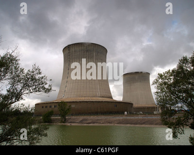 Entlang der Loire gibt es viele Atomkraftwerke. Dieser ist in St. Laurent des Eaux, in der Nähe von Blois. Frankreich Stockfoto