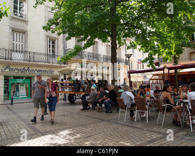 Touristen sitzen im Schatten auf einem Platz in Saumur, Loire-Tal, Frankreich Stockfoto