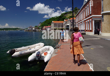 Frau auf der Straße in St. George's, Grenada Stockfoto