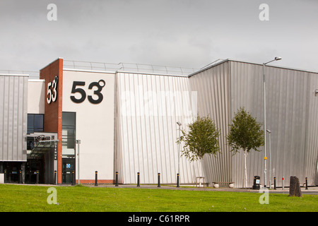 Ein Gebäudeteil des Campus der UCLAN in Preston, UK, die in Sonnenkollektoren auf dem Dach bedeckt ist. Stockfoto