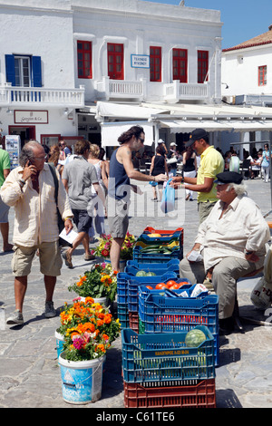 Blumen-und Gemüsemarkt, Altstadt, Insel Mykonos, Griechenland, Europa. Stockfoto