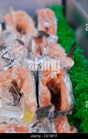 Frisch geschnittene Fleischscheiben Lachs zum Verkauf auf einem öffentlichen Markt Stockfoto