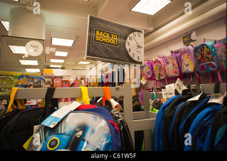 Zurück zur Schule werden Aktionen in Daffy Kaufhaus in New York ausgeschrieben. Stockfoto