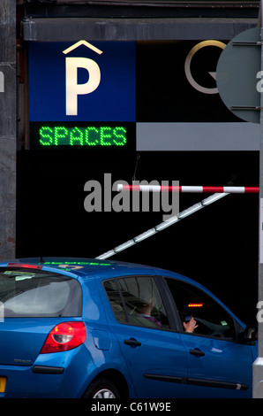 Auto in Parkhaus unter Höhe Beschränkung Bar durch leuchtende Räume Schild am Eingang der Stadt Leeds uk Stockfoto
