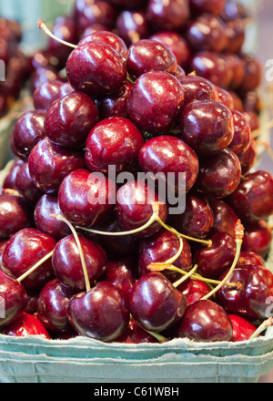 Ein Haufen von frische saftige Kirschen zum Verkauf auf einem öffentlichen Markt Stockfoto