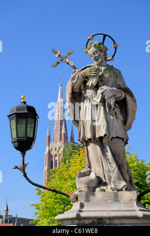 Brügge / Brugge, Flandern, Belgien. Statue des Hl. Johannes Nepomuk auf Brücke am Wollestraat Stockfoto