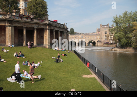 Menschen, die genießen des warme Frühlingswetter (April 2011) in Parade Gärten neben dem Fluss Avon, Bath, England. Stockfoto