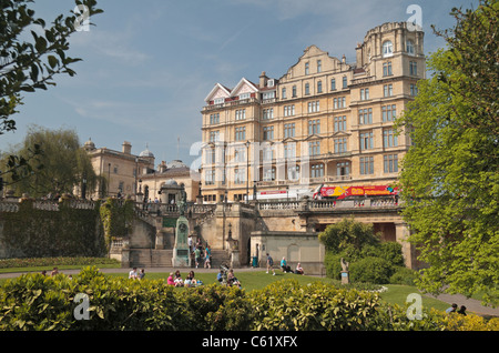 Menschen, die genießen des warme Frühlingswetter (April 2011) in Parade Gardens, Bath, England. Stockfoto