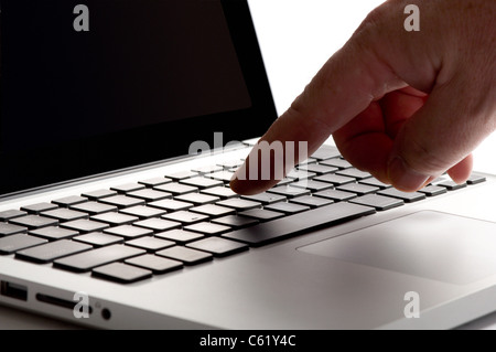 Finger berühren Mauspad auf laptop Stockfoto