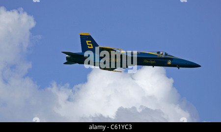 Blauer Engel fliegen über den Wolken Stockfoto