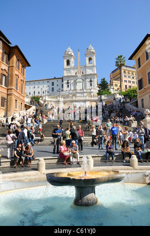 Menschen versammelten sich auf der spanischen Treppe in Rom Stockfoto