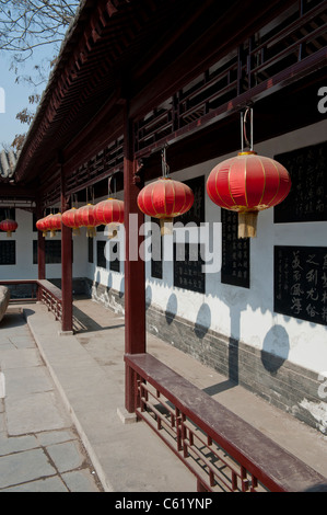 Innenhof mit dekorativen Lampions in der Mazu Palast oder Tempel im Guwenhua Jie alten Kultur Street, Tianjin, China Stockfoto
