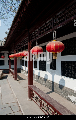 Innenhof mit dekorativen Lampions in der Mazu Palast oder Tempel im Guwenhua Jie alten Kultur Street, Tianjin, China Stockfoto