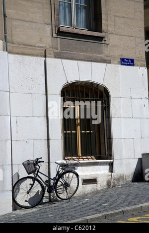 Fahrrad gegen die Wand in der Genfer Altstadt Stockfoto