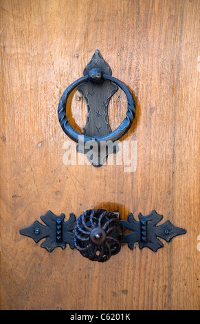 Türklopfer und Griff auf Holztür Stockfoto