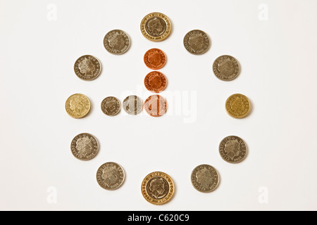 Zifferblatt aus britischen Münzen zu zeigen um neun Uhr morgens von oben mal zu illustrieren, ist Geld. England Großbritannien Großbritannien Stockfoto